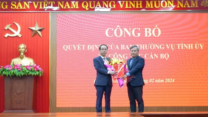 Bí thư Tỉnh ủy Quảng Bình Vũ Đại Thắng tặng hoa chúc mừng tân Trưởng Ban Dân vận Tỉnh ủy Phan Mạnh Hùng (bên trái).