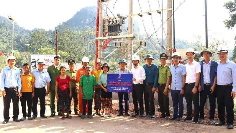 Các đại biểu và chính quyền xã Tân Trạch làm thủ tục đóng điện, đưa điện lưới quốc gia lên miền tây Quảng Bình.