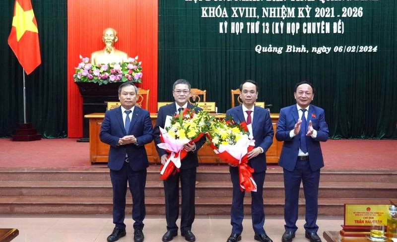 Tân Phó Chủ tịch Ủy ban nhân dân tỉnh Quảng Bình Phan Phong Phú (thứ 2 bên trái) nhận hoa chúc mừng của lãnh đạo chủ chốt tỉnh.