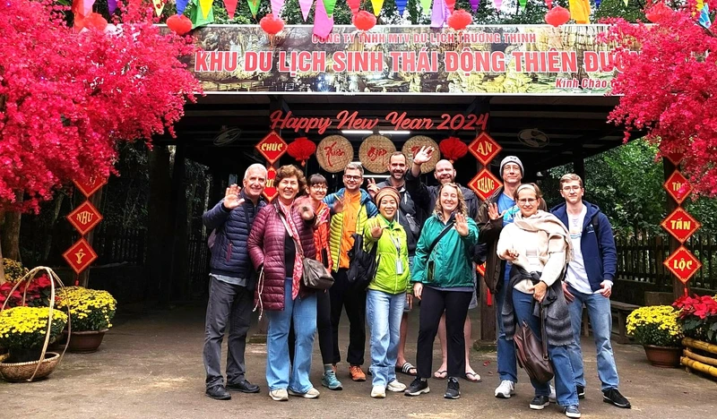 Nhóm khách du lịch nước ngoài tham quan động Thiên Đường sáng mồng 4 Tết Giáp Thìn.