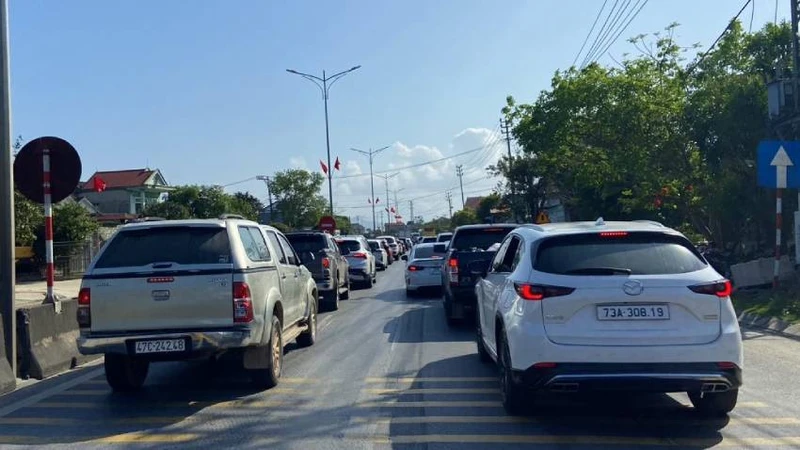 Quốc lộ 1 đoạn phía bắc cầu Gianh thuộc thị xã Ba Đồn, tỉnh Quảng Bình chiều nay các xe ô-tô phải nhích từng mét một trên làn đường từ bắc vào nam.