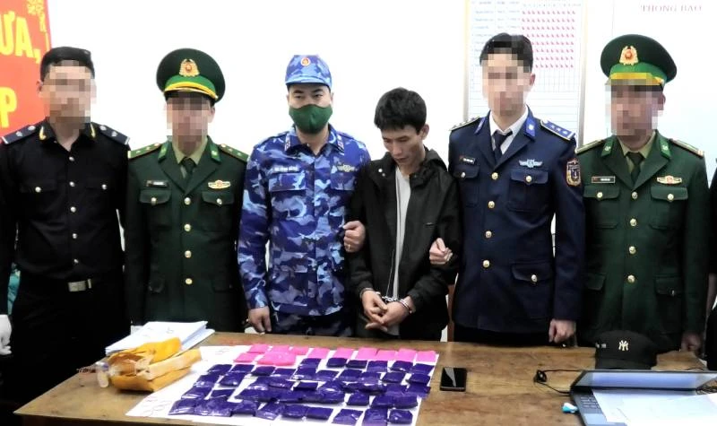 Đối tượng Trương Văn Nguyên vận chuyển hơn 11 nghìn viên ma túy tổng hợp bị bắt giữ.