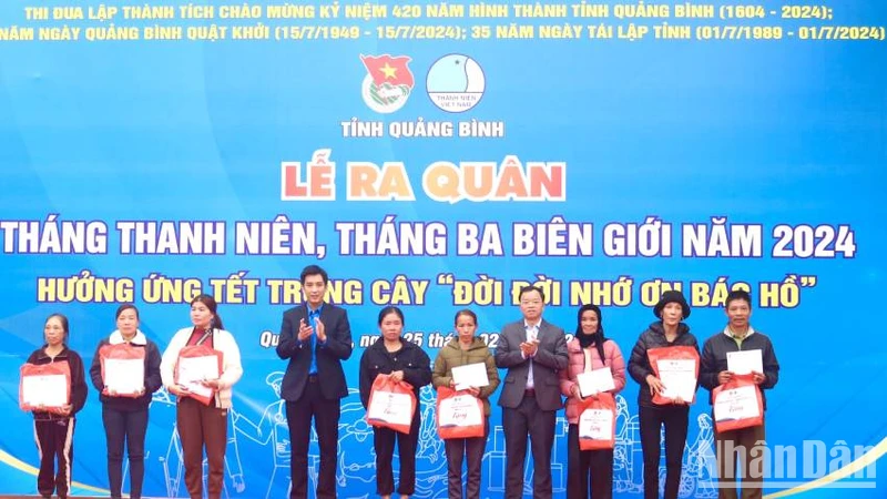 Tại lễ ra quân Tháng Thanh niên năm 2024, các đại biểu tặng quà cho các gia đình chính sách ở huyện Tuyên Hóa 