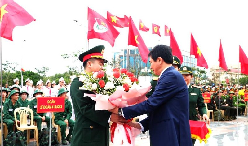 Lãnh đạo thành phố Đồng Hới tặng hoa cho đại điện đơn vị quân đội nhận quân.