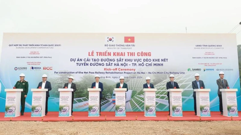 Các đại biểu thực hiện nghi thức Lễ triển khai thi công dự án cải tạo đường sắt khu vực Khe Nét, tỉnh Quảng Bình.