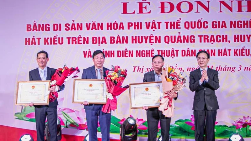 Lãnh đạo tỉnh Quảng Bình trao bằng công nhận Di sản văn hóa phi vật thể quốc gia nghệ thuật trình diễn dân gian Hát Kiều cho các địa phương ở tả ngạn sông Gianh.