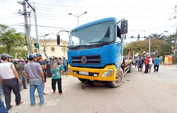 Hiện trường vụ tai nạn trưa nay tại thị trấn Quy Đạt, tỉnh Quảng Bình. (Ảnh: XP)