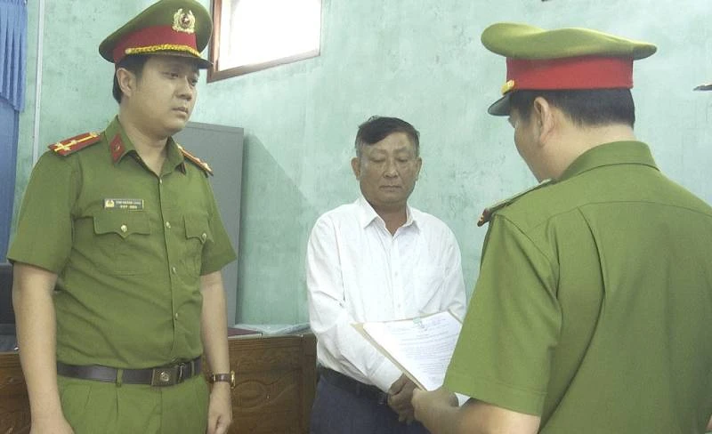 Cơ quan điều tra Công an Quảng Bình tống đạt quyết định khởi tố bị can đối với Đàm Xuân Vinh.