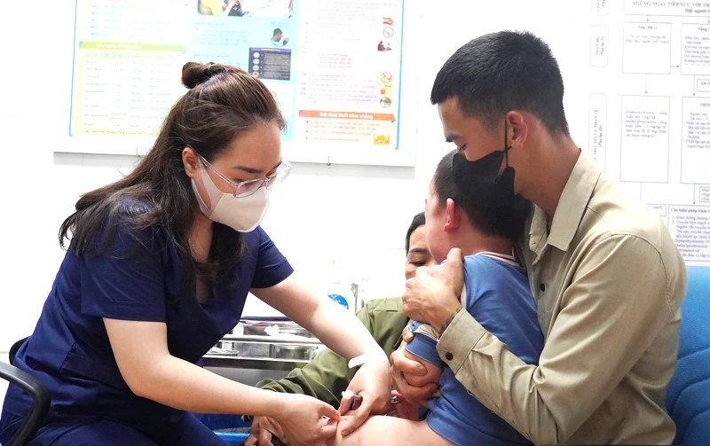 Nhân viên Trung tâm Kiểm soát bệnh tật Quảng Bình tiêm vaccine phòng dại cho trẻ em. (Ảnh: NH)