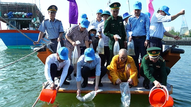 Đại diện lãnh đạo tỉnh Quảng Bình và các đại biểu thả các loại giống thủy sản xuống sông Nhật Lệ.