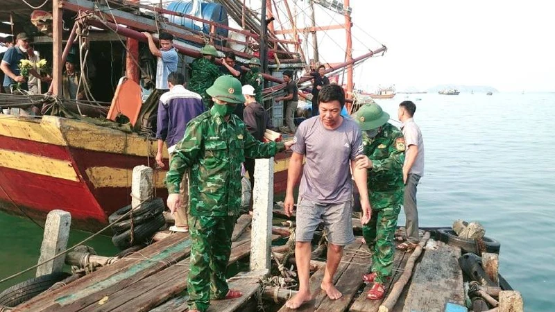 Bộ đội Biên phòng Quảng Bình tiếp nhận 6 ngư dân được các tàu cá cứu kịp thời đưa vào bờ biển Hòn La.