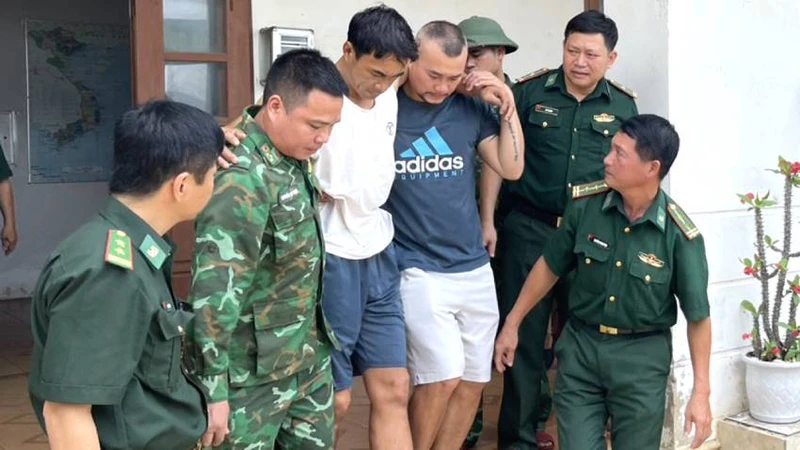 Ngư dân Nguyễn Ngọc Hà (áo trắng) được cứu sau 3 ngày lênh đênh trên biển