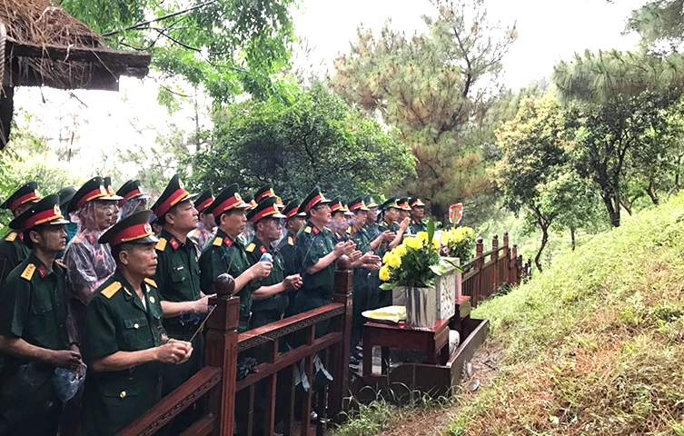 Đoàn các cựu chiến binh tỉnh Quảng Bình dâng hương viếng mộ Đại tướng Võ Nguyên Giáp. (Ảnh: CTV)