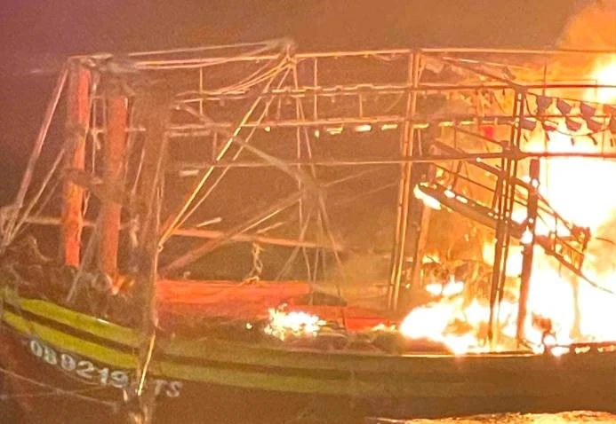 Tàu cá của ngư dân Quảng Bình bị cháy trên biển, 7 ngư dân được cứu an toàn. (Ảnh: CTV)