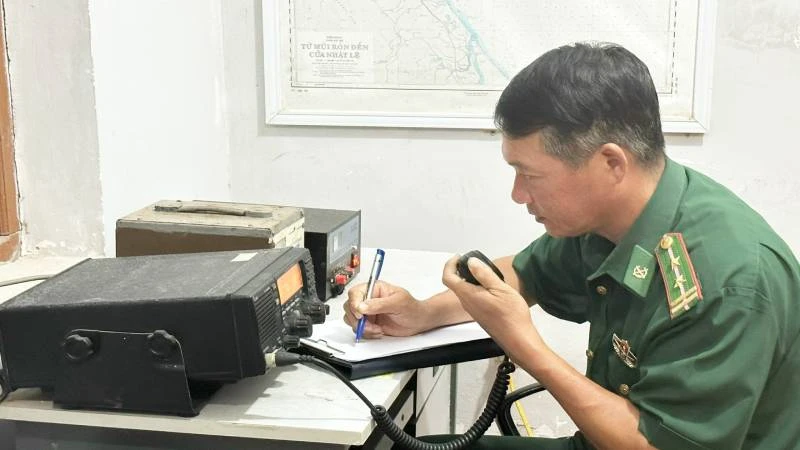 Bộ đội Biên phòng Quảng Bình liên lạc, trao đổi thông tin với các tàu cá đánh bắt trên biển.