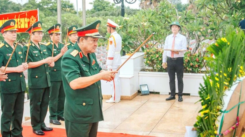 Thượng tướng Võ Minh Lương, Ủy viên Trung ương Đảng, Thứ trưởng Quốc phòng dâng hương viếng các liệt sĩ
