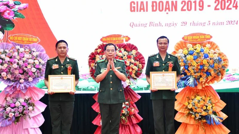 Thiếu tướng Phùng Quốc Tuấn tặng bằng khen cho tập thể, cá nhân có thành tích xuất sắc.