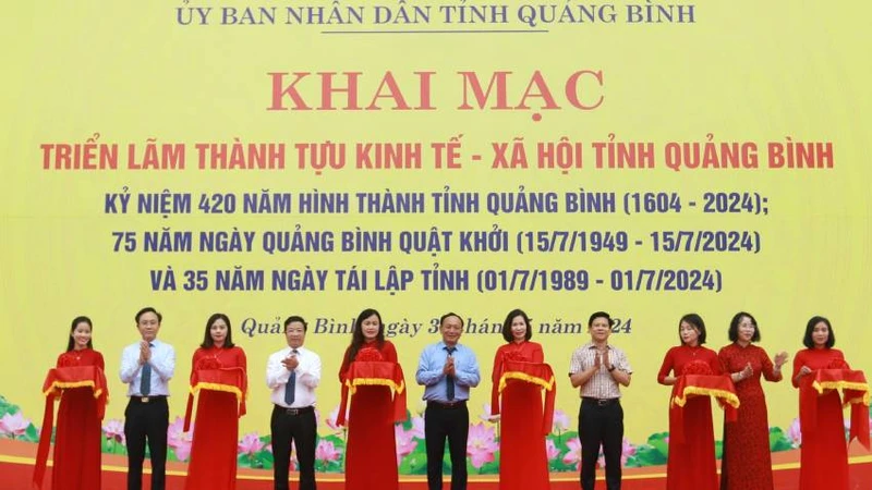 Lãnh đạo tỉnh Quảng Bình cắt băng khai mạc triển lãm.