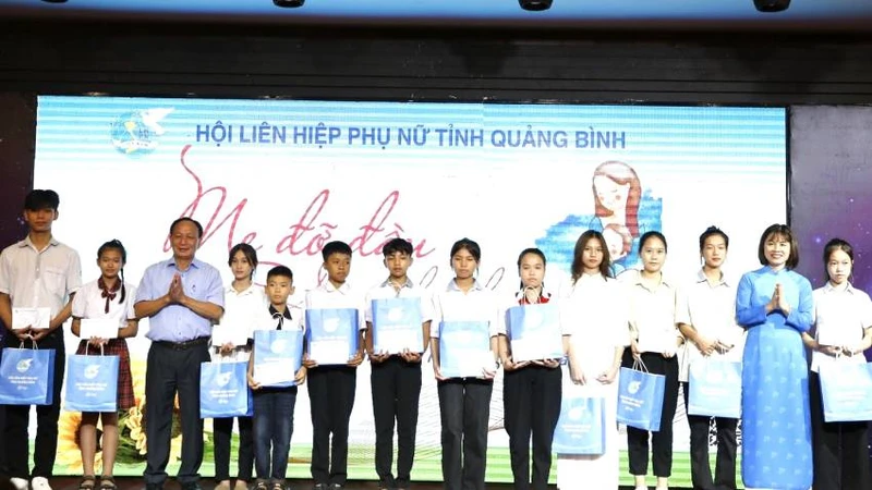 Phó Bí thư Thường trực Tỉnh ủy, Chủ tịch Hội đồng nhân dân tỉnh Quảng Bình Trần Hải Châu tặng quà cho các cháu.