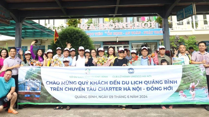 Lãnh đạo Sở Du lịch và các doanh nghiệp Quảng Bình đón du khách trên đoàn tàu charter.