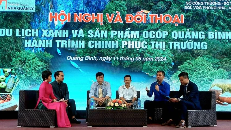 Các đại biểu tham gia đối thoại về phát triển du lịch xanh gắn với tiêu thụ sản phẩm OCOP Quảng Bình.