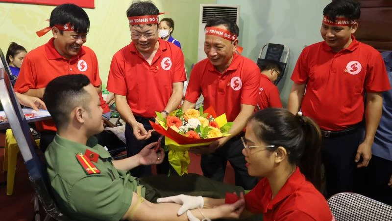 Phó Bí Thư Thường trực Tỉnh ủy Quảng Bình Trần Hải Châu tặng hoa cho tình nguyện viên hiến máu cứu người (Ảnh: DH)