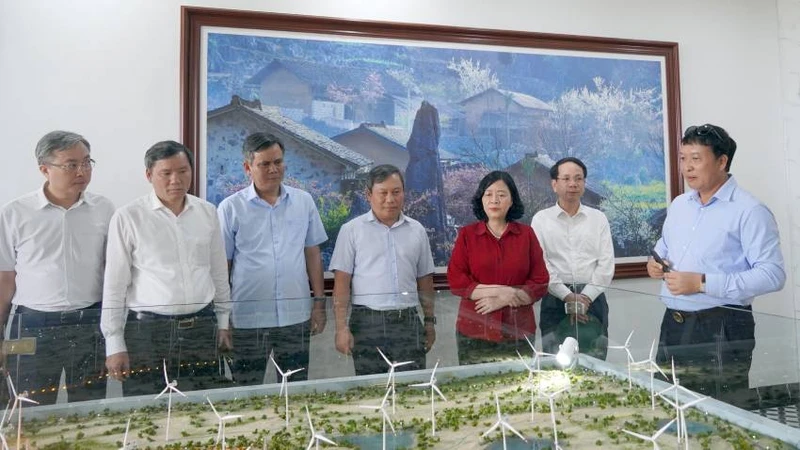 Trưởng ban Dân vận Trung ương Bùi Thị Minh Hoài và đoàn công tác khảo sát, làm việc tại Cụm trang trại điện gió B&T.