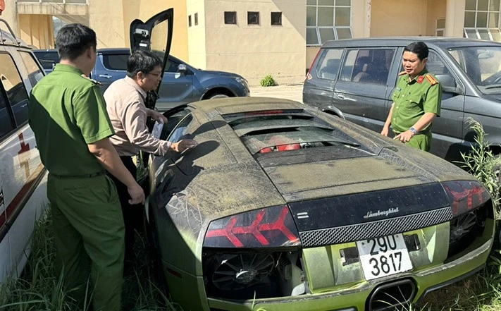 Thành viên Hội đồng tiêu hủy tang vật vi phạm hành chính tỉnh Quảng Bình tiến hành các bước để tiêu hủy xe ô-tô nhãn hiệu Lamborghini. (Ảnh: TT)