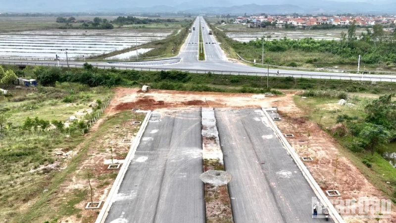 Đường từ cầu Nhật Lệ 2 đến tuyến tránh Quốc lộ 1A qua Đồng Hới còn tắc vì chưa đấu nối được.