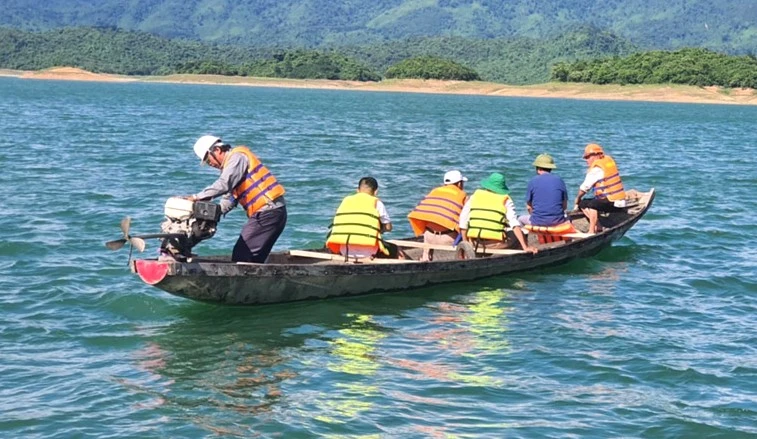 Huyện Quảng Ninh cử các cán bộ phòng, ban chức năng kiểm tra hiện trường hồ Rào Đá và lấy mẫu nước xét nghiệm. (Ảnh: BT)