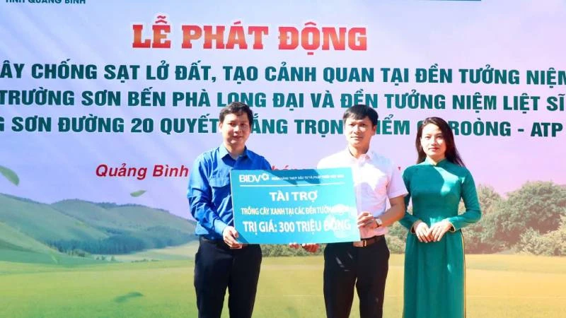 Đơn vị tài trợ trao 300 triệu đồng ủng hộ Quỹ phủ xanh đường Trường Sơn cho Tỉnh đoàn Quảng Bình.