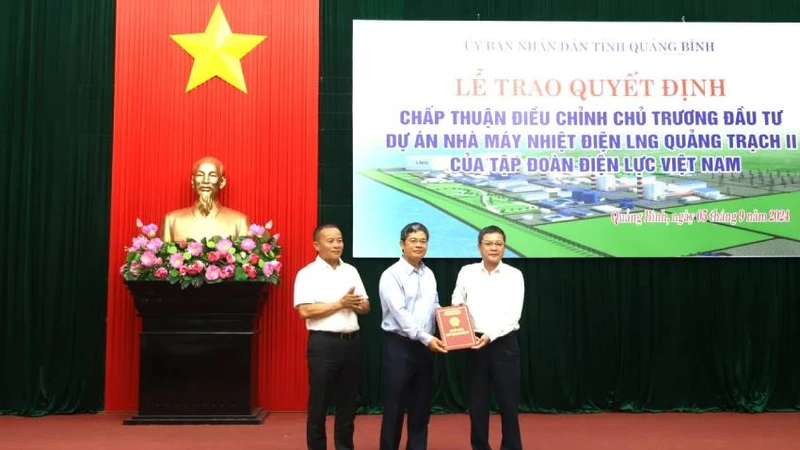 Phó Chủ tịch tỉnh Quảng Bình Phan Phong Phú (bên phải) trao quyết định chấp thuận điều chỉnh chủ trương đầu tư dự án Nhà máy nhiệt điện LNG Quảng Trạch II cho đại diện lãnh đạo Tập đoàn Điện lực Việt Nam.