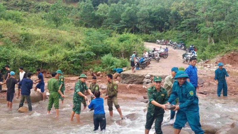 Quân và dân ở xã Trọng Hóa chung tay hàn vá ngầm tràn trên tuyến đường vào vùng Lòm.