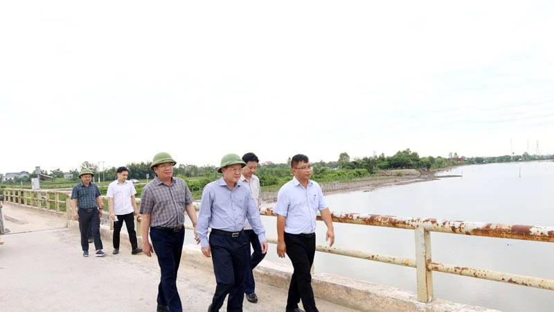 Phó Chủ tịch tỉnh Quảng Bình Phan Phong Phú (đội mũ đi giữa) cùng lãnh đạo các ngành kiểm tra hiện trạng cầu sông Thai. (Ảnh: VM)