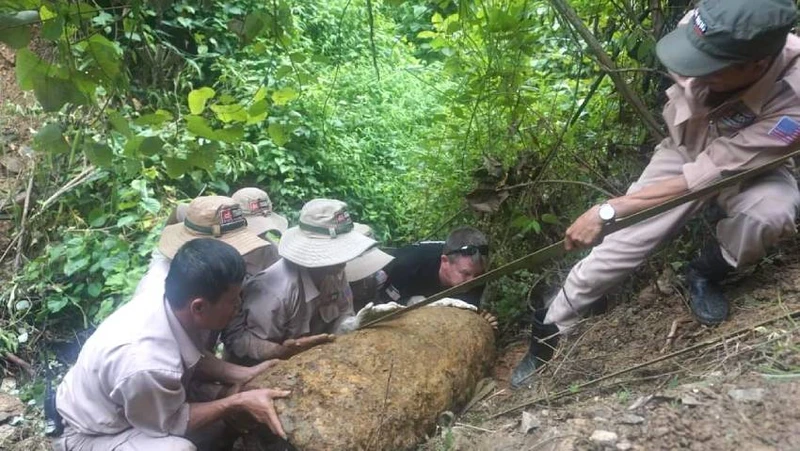 Đội xử lý lưu động của MAG kéo, vận chuyển quả bom ở lưng chừng bờ suối đến khu vực chờ hủy nổ tập trung