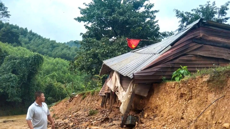 Mưa lớn gây sạt lở đất làm hư hỏng nhà dân ở bản Tân Ly, xã Lâm Thủy, huyện Lệ Thủy. (Ảnh: CTV)