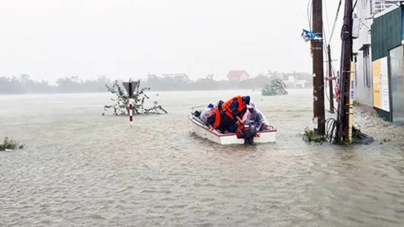 Lực lượng chức năng huyện Quảng Ninh tổ chức tìm kiếm cứu nạn người mất tích trong lũ lụt