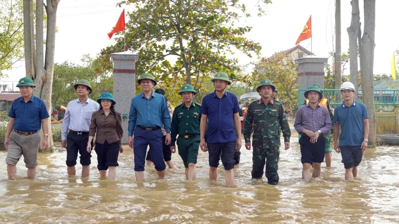 Bí thư Tỉnh ủy Quảng Bình Lê Ngọc Quang (thứ 4 từ phải qua) lội nước lụt đến thăm bà con ở xã Lộc Thủy, huyện Lệ Thủy.