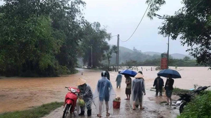 Nước lũ dâng ngập một số ngầm tràn, đoạn đường ở huyện Tuyên Hóa. (Ảnh: VT)