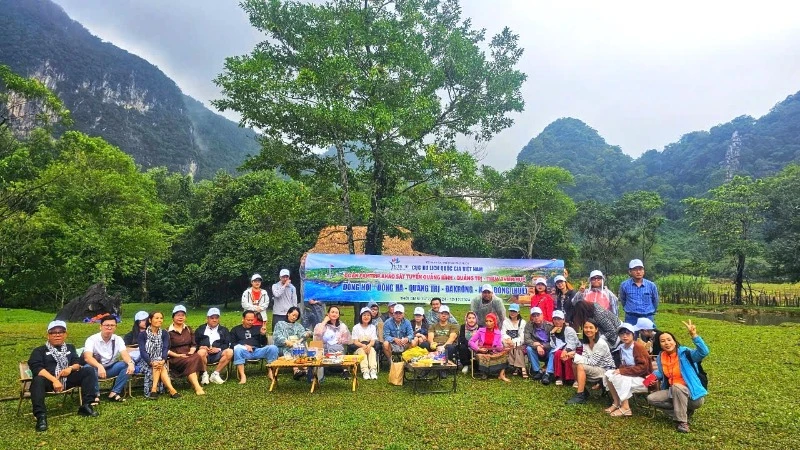 Các thành viên đoàn famtrip trải nghiệm những phong cảnh, đời sống văn hóa của đồng bào Bru-Vân Kiều tại xã Ngân Thủy, huyện Lệ Thủy