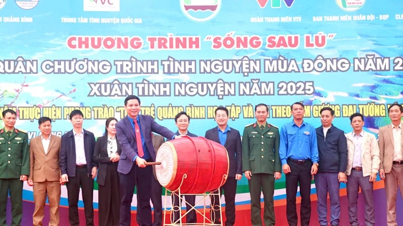 Bí thư Tỉnh Đoàn Quảng Bình Đặng Đại Bàng đánh trống phát lệnh ra quân chương trình "Xuân tình nguyện" năm 2025.