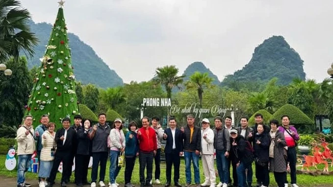 Đoàn Famtrip Hàn Quốc khảo sát các điểm đến, sản phẩm du lịch tại Vườn quốc gia Phong Nha-Kẻ Bàng.