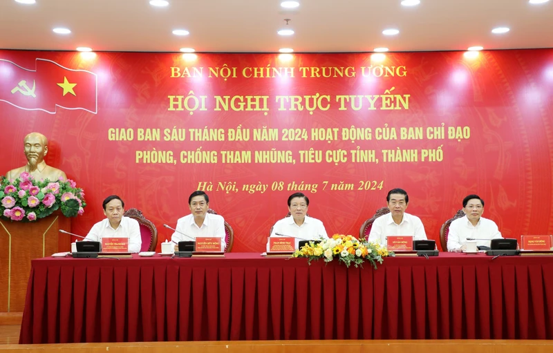 Các đồng chí chủ trì Hội nghị. (Ảnh: HƯNG TẠ)