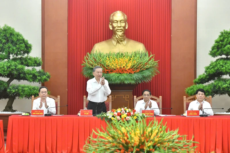 Tổng Bí thư, Chủ tịch nước Tô Lâm và các đồng chí Lãnh đạo Đảng, Nhà nước chủ trì Hội nghị gặp mặt các đồng chí lãnh đạo, nguyên lãnh đạo Đảng, Nhà nước. (Ảnh: Đăng Khoa)