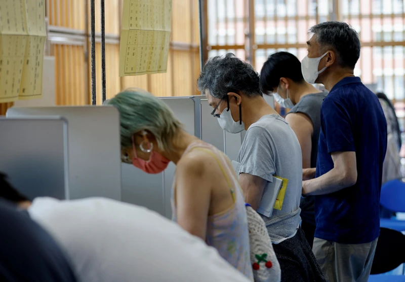 Cử tri bỏ phiếu trong cuộc bầu cử Thượng viện tại Tokyo, Nhật Bản ngày 10/7/2022. (Ảnh: REUTERS)