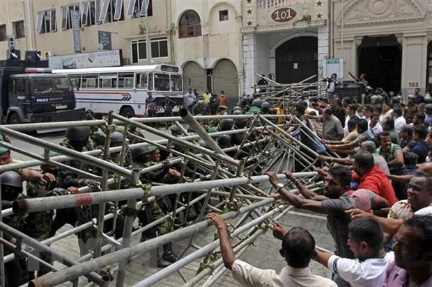 Người biểu tình cố phá rào chắn của cảnh sát trong cuộc biểu tình ở Colombo, Sri Lanka, ngày 6/7/2022. (Ảnh: AFP/TTXVN)