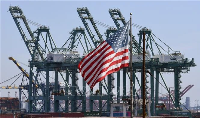 Hoạt động tại Cảng Long Beach, ở Los Angeles, Mỹ. (Ảnh: AFP/TTXVN)