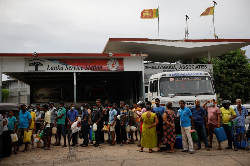 Người dân xếp hàng chờ mua nhiên liệu tại Colombo, Sri Lanka, ngày 16/5/2022. (Ảnh: Reuters)