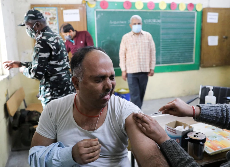 Tiêm vaccine phòng Covid-19 tại 1 trung tâm tiêm chủng ở New Delhi, Ấn Độ, ngày 12/1/2022. (Ảnh: Reuters)