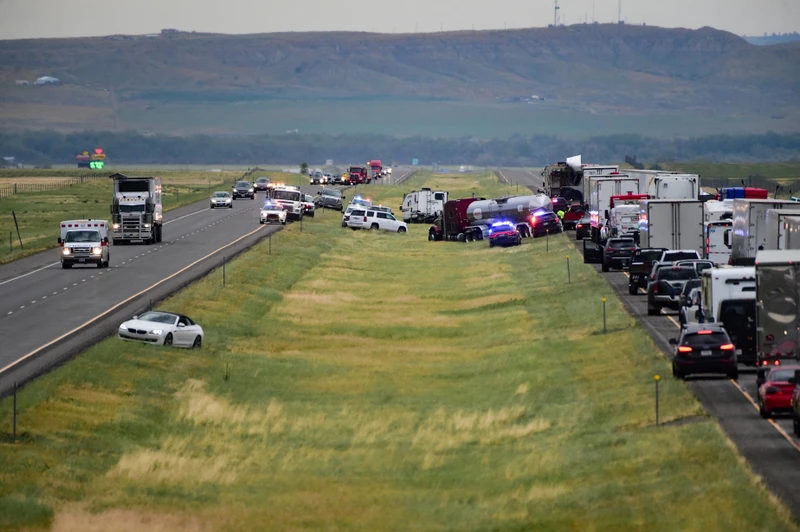 Hiện trường vụ tai nạn liên hoàn do bão cát gây ra trên đường cao tốc ở bang Montana, Mỹ, ngày 16/7/2022. (Ảnh: AP)